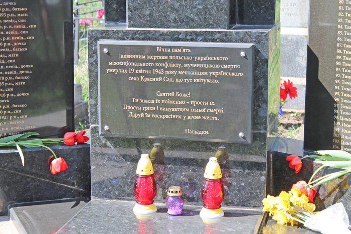 На відміну від встановлених у Польщі монументів із насадженими на вила польськими немовлятами, пам’ятники в Україні закликають до взаємного прощення і примирення