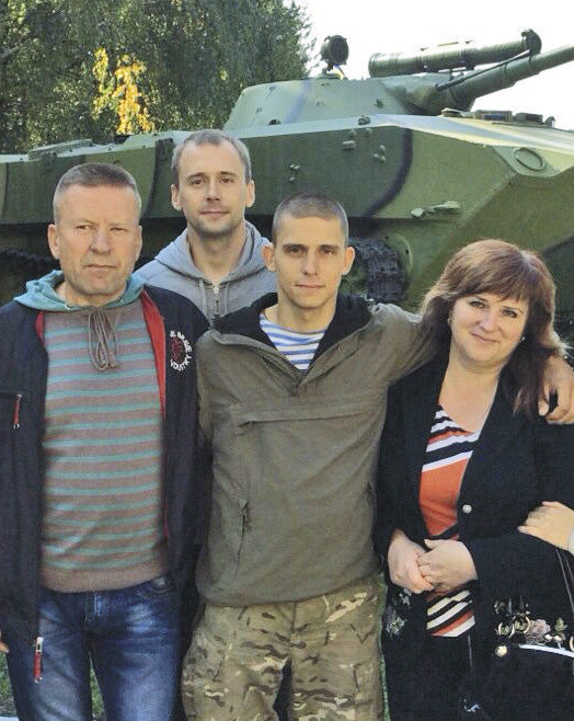 Після виходу з Луганського аеропорту Ігоря Медведюка зустріла вся сім’я: мама, тато і брат. Фото автора