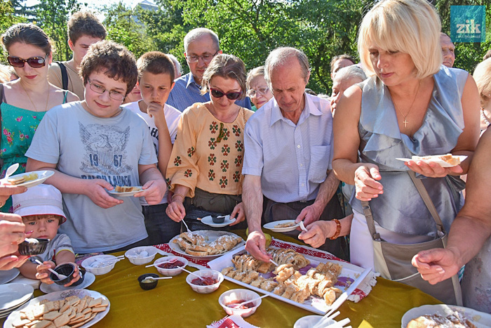 І наче сам господар Іван Франко пригощав гостей духмяними грушами із власного саду, штруделем і різними смаколиками. Фото з сайту zik.ua