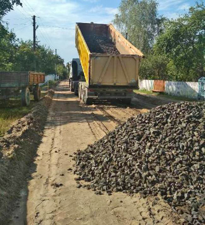 Одна з таких доріг – у селі Дюксин на Рівненщині. Фото надане автором