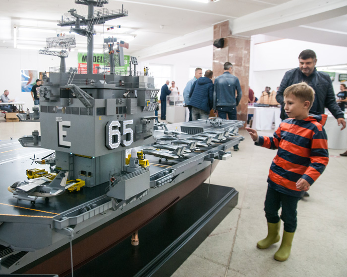 Чи не найбільше гостей виставки вразили детальність і масштаб моделі авіаносця «Ентерпрайз». Фото з сайту modelfest.lviv.ua