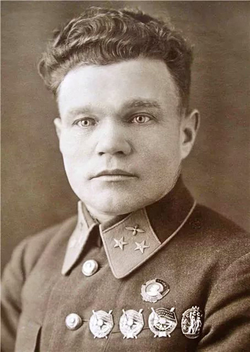 Страченому після жорстоких допитів і знущань Григорієві Тхору лише у 1991 році присвоїли звання Героя Радянського Союзу (посмертно) вже фактично неіснуючої держави