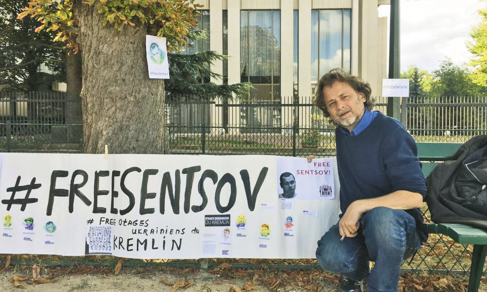 Кінорежисер Кристоф Ружжиа став першим учасником безстрокового голодування біля російського посольства в Парижі. Фото з сайту rfi.fr