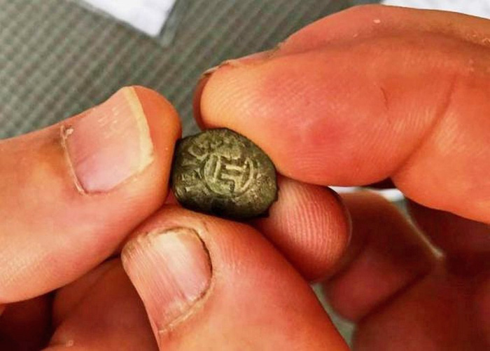 У поселенні знайшли монети з кримськотатарськими символами. Фото: tavriya.ks.ua