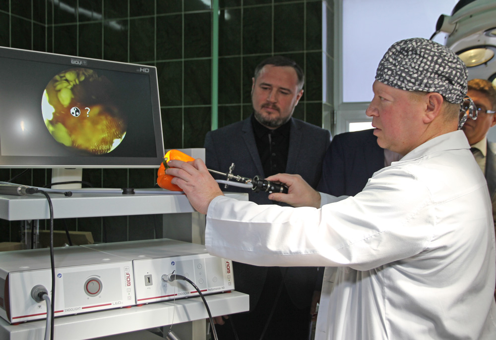 Лікар Вадим Максимов демонструє роботу апарата. Фото надав автор