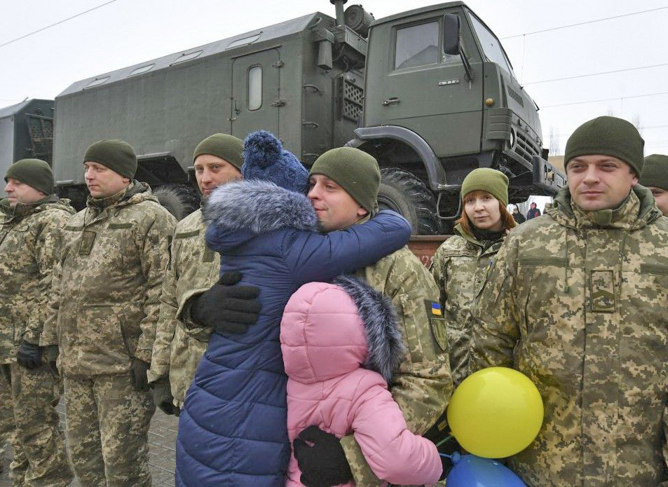Удома наших воїнів зустріли як справжніх героїв. Фото з сайту president.gov.ua