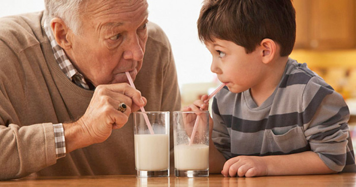 Молоко корисне і старим і малим. Фото з сайту telegrafi.com