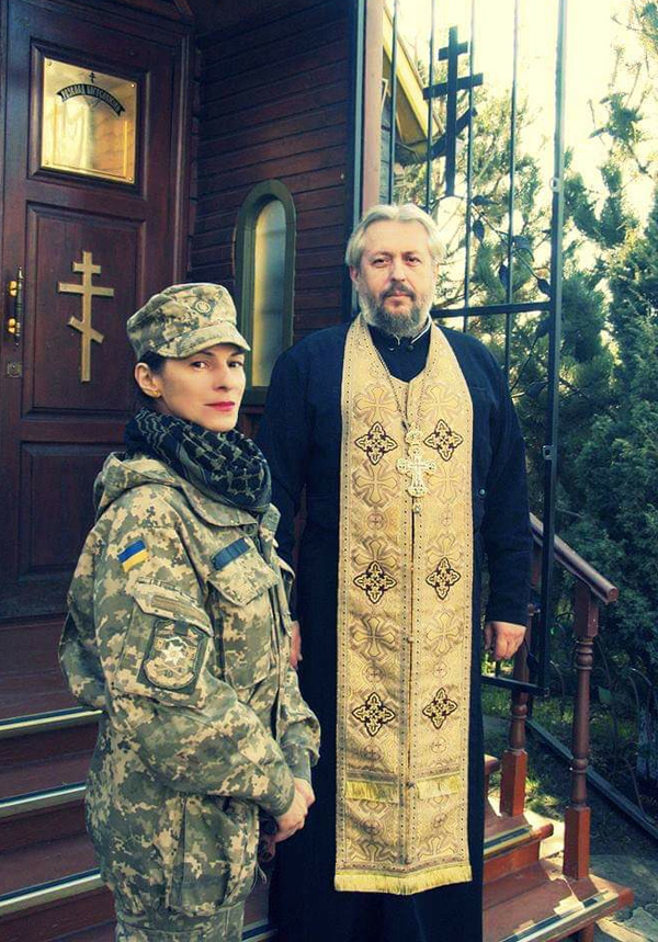 Тамара Довгич та протоієрей Олександр (Верба), які допомагали українським військовим у зоні бойових дій. 2016 рік. Фото з архіву респондентки