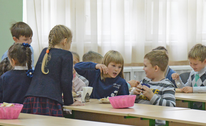 На обіди для учнів початкових класів Полтава надає бюджетні кошти. Фото Володимира ЗАЇКИ