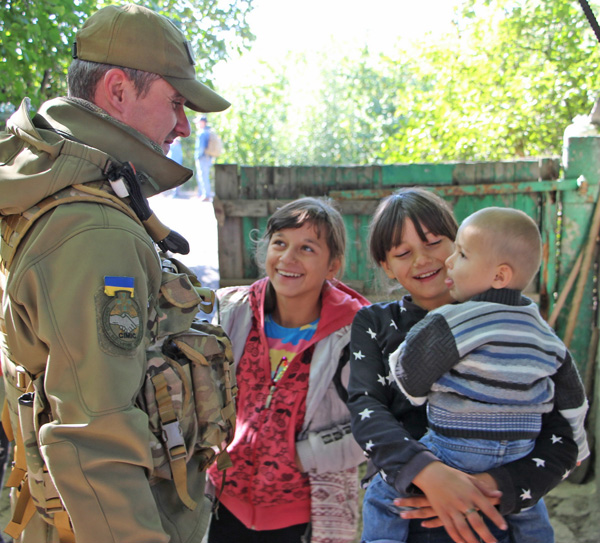 Діти Золотого сьогодні під особливою опікою українських військових, тож у вільний від служби час Максим, офіцер підрозділу, обов’язково навідується до них у гості