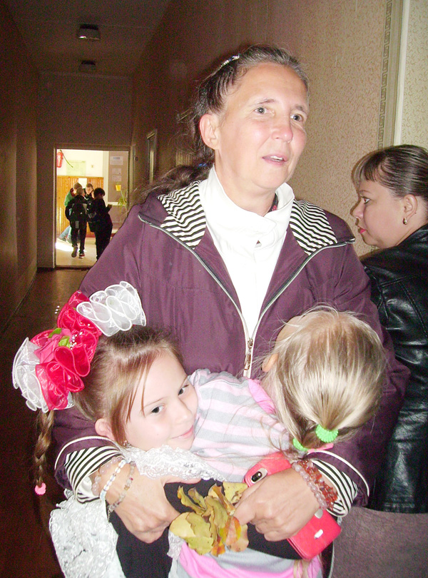 Завідувачку Золотівської філії Попаснянської ДШМ Олену Винокурову дуже люблять діти