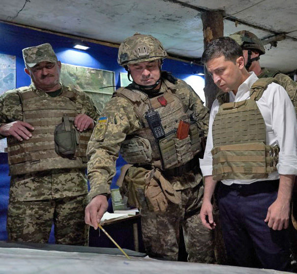 Президент докладно вивчив оперативну обстановку на передовій. Фото з сайту president.gov.ua