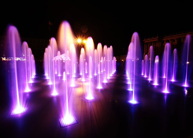 Увечері фонтани підсвічують кольоровими вогнями