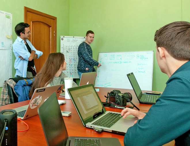 Команда EdEra створила більш як тисячу освітніх роликів, запровадила десять відкритих онлайн-курсів й інтерактивних підручників. Фото з сайту theukrainians.org