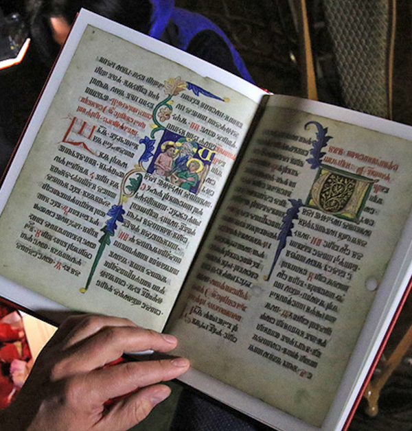 Біблію Анни Ярославни тепер можна побачити не тільки у Франції. Фото з сайту ugcc.ua