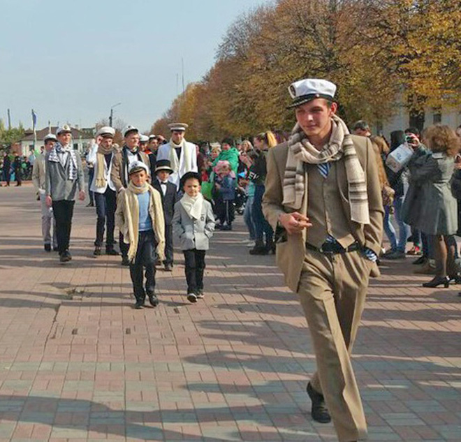 Учні місцевих шкіл і студенти влаштували парад Остапів у Старобільську. Фото з сайту vistilug.com.ua