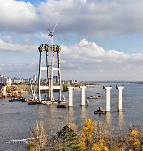 Сумнозвісний міст через Дніпро залишається чи не найбільшим пам’ятником безгосподарності. Фото з сайту my.ua