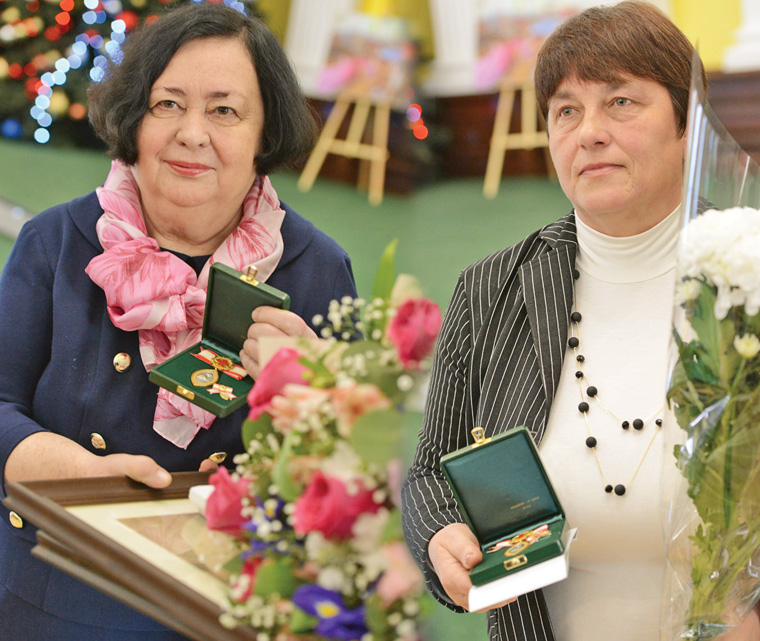 Валентина Басова (ліворуч) та Наталія Яковлева заслужено отримали нагороди за самовідданість у наданні допомоги людям. Фото Володимира ЗАЇКИ