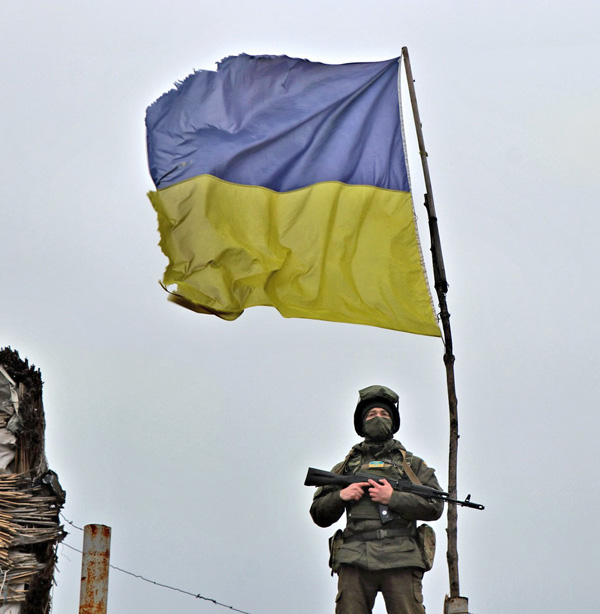 Державний прапор теж загартовувався у боях на Донбасі. У такому вигляді він став ріднішим для бійців. Фото з сайту mil.gov.ua