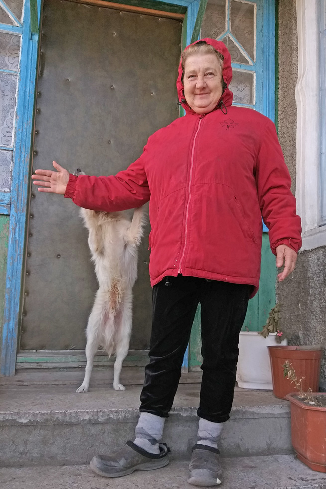 Наталя Слапигіна зустрічає гостей на ґанку відомчого будинку. Фото автора