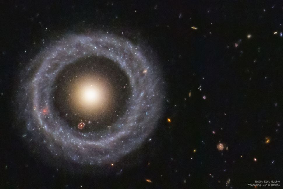 З ідеально симетричним кільцем, що оточує червону сферу зірок, об'єкт Хоаг є одним із найкрасивіших загадок у Всесвіті. (Зображення: © NASA / ESA / Hubble)