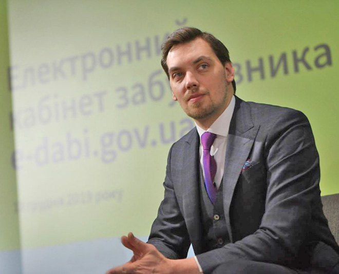 Прем’єр переконаний, що держава у смартфоні здолає зокрема й побутову корупцію. Фото з Урядового порталу