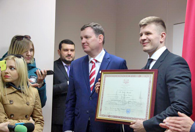 29-річний бізнесмен Юрій Ігнатко (в центрі) ніколи досі не обіймав таких почесних посад. Фото з cайту politika.ko.net.ua