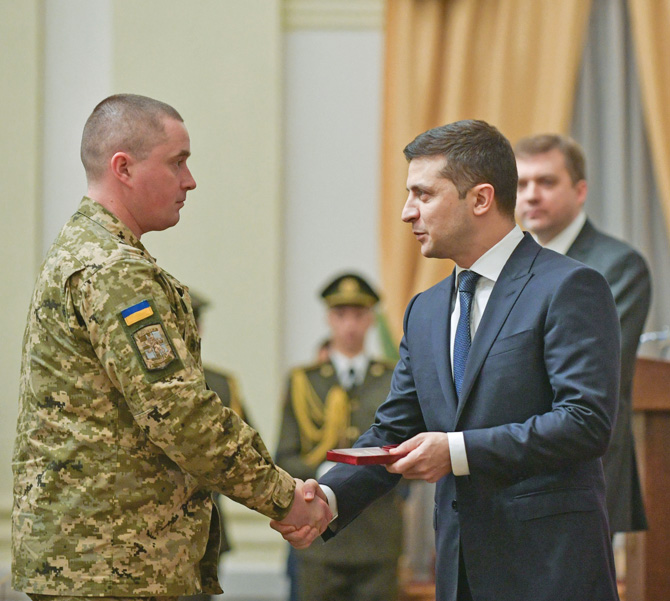 Напередодні свята Головнокомандувач вручив воїнам нагороди й цінні подарунки. Фото з сайту president.gov.ua