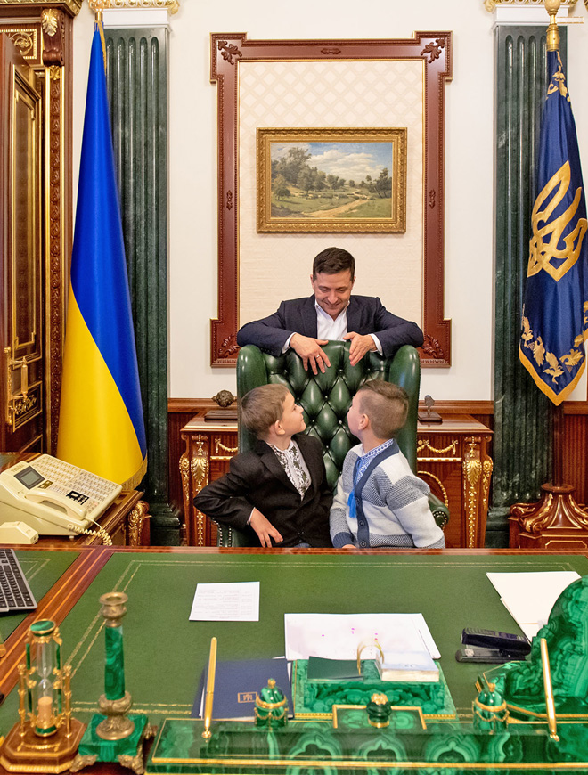 З крісла Президента діти керували країною. Фото з сайту president.gov.ua