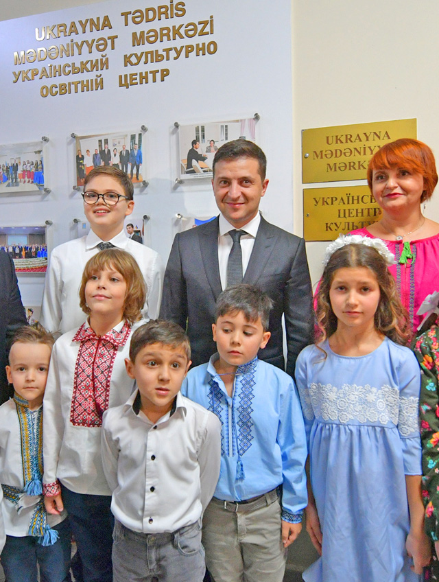 В Українському культурно-освітньому центрі Бакинського слов’янського університету радо вітали поважних гостей із Києва. Фото з сайту president.gov.ua