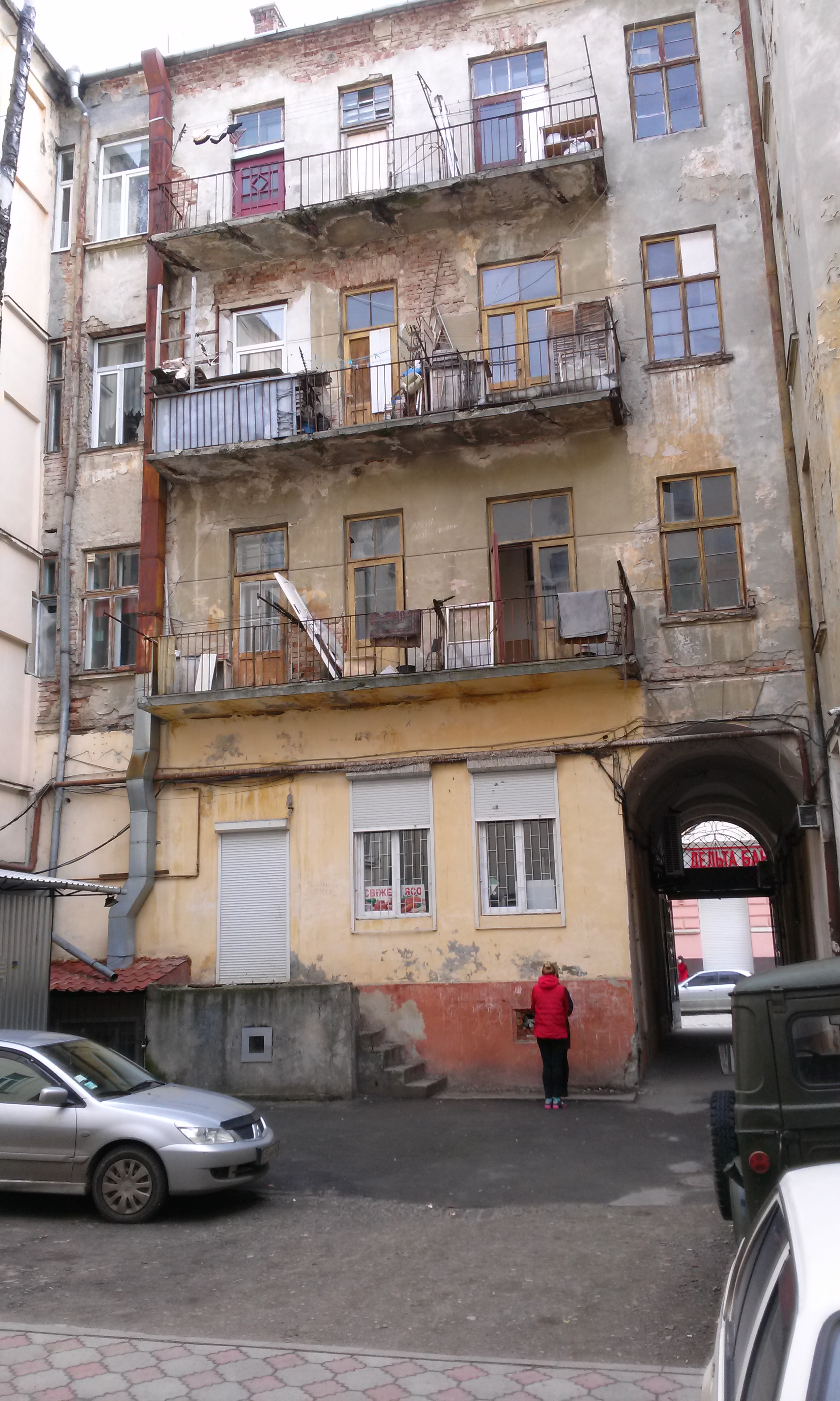 Так виглядає дім по вул. Заньковецької, 15, з боку площі Філармонії та з внутрішнього двору. Фото надане автором