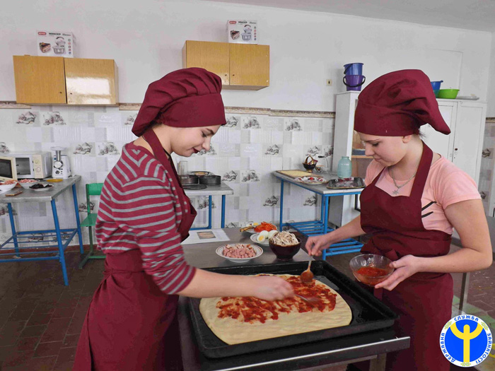 Конкурс професійної майстерності може бути смачним. Фото зі сторінки Луганського обласного центру зайнятості у Фейсбуці