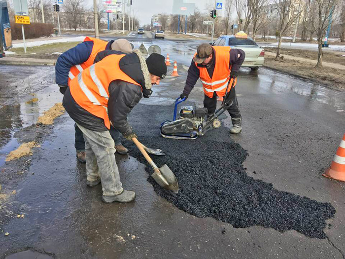 До ремонту автошляхів Сєверодонецька стала перша бригада. Фото з мережі Facebook