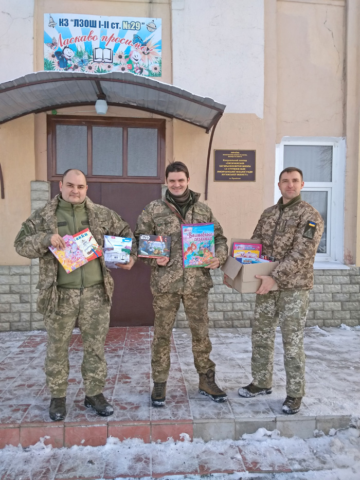Військові кажуть, що приємно приносити людям подарунки, які викликають позитивні емоції, усмішки і радість. Фото зі сторінки групи цивільно-військового співробітництва Сєверодонецька у Фейсбуці