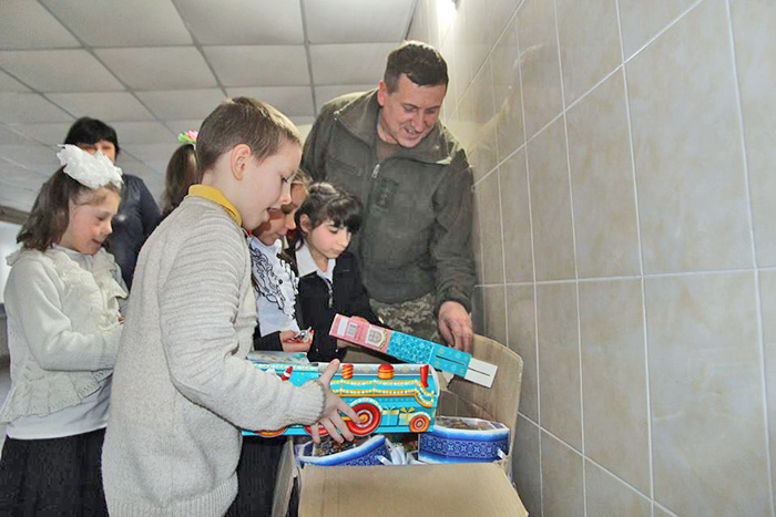 Іграшки, одяг і солодощі — то завжди в дітей найбільша цінність. Фото надане групою цивільно-військового співробітництва