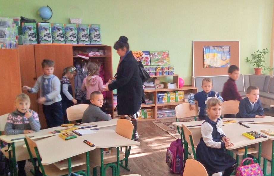 Першокласники громади навчаються за антисколіозними партами. Фото з сайту decentralization.gov.ua
