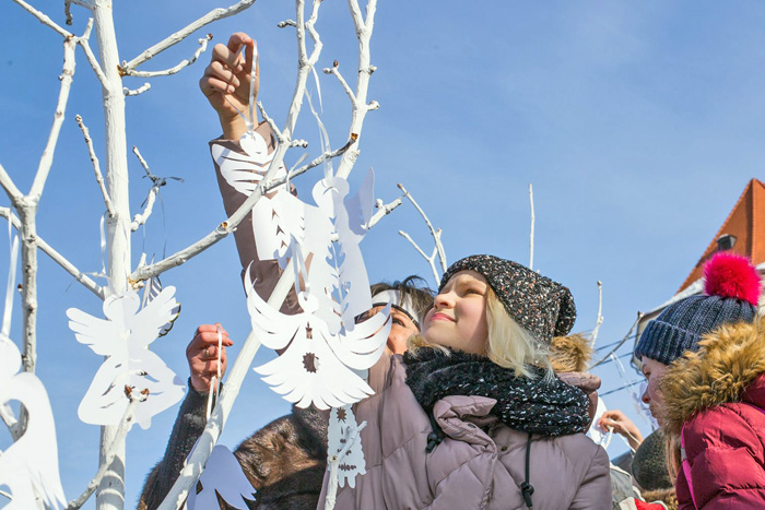 Діти власноруч вирізали янголів в пам’ять про загиблих на Майдані. Фото з сайту dyvys.info