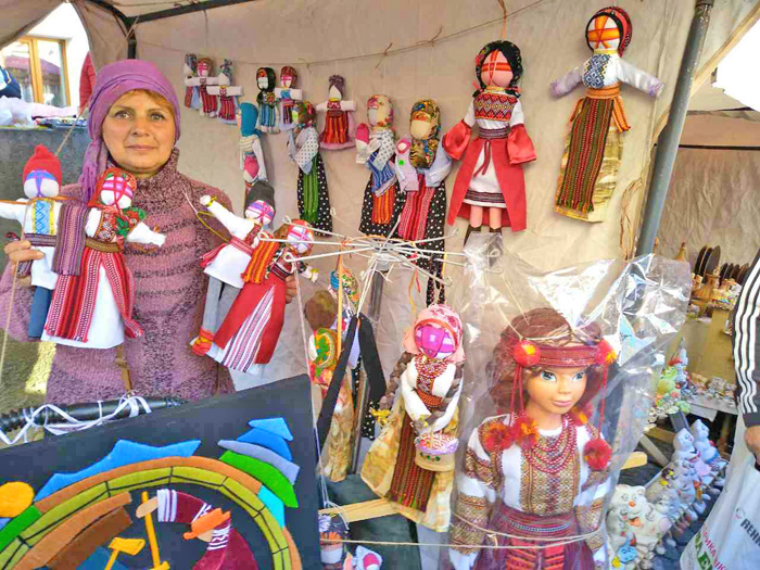 Галина Стринада привозила колекцію ляльок на ярмарок до Дня міста Чернівці. Фото автора