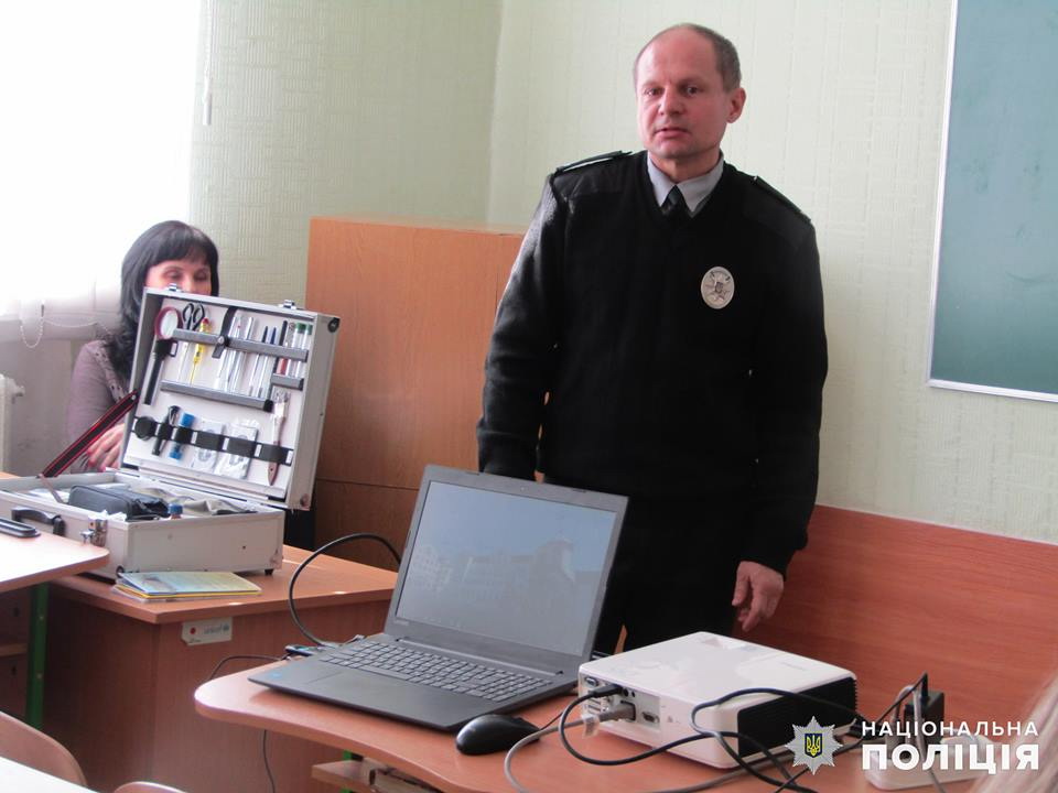 Майор поліції Дмитро Повертайло навів багато прикладів для розуміння важливості цієї професії. Фото надане відділом комунікації ГУ Нацполіції у Луганській області  
