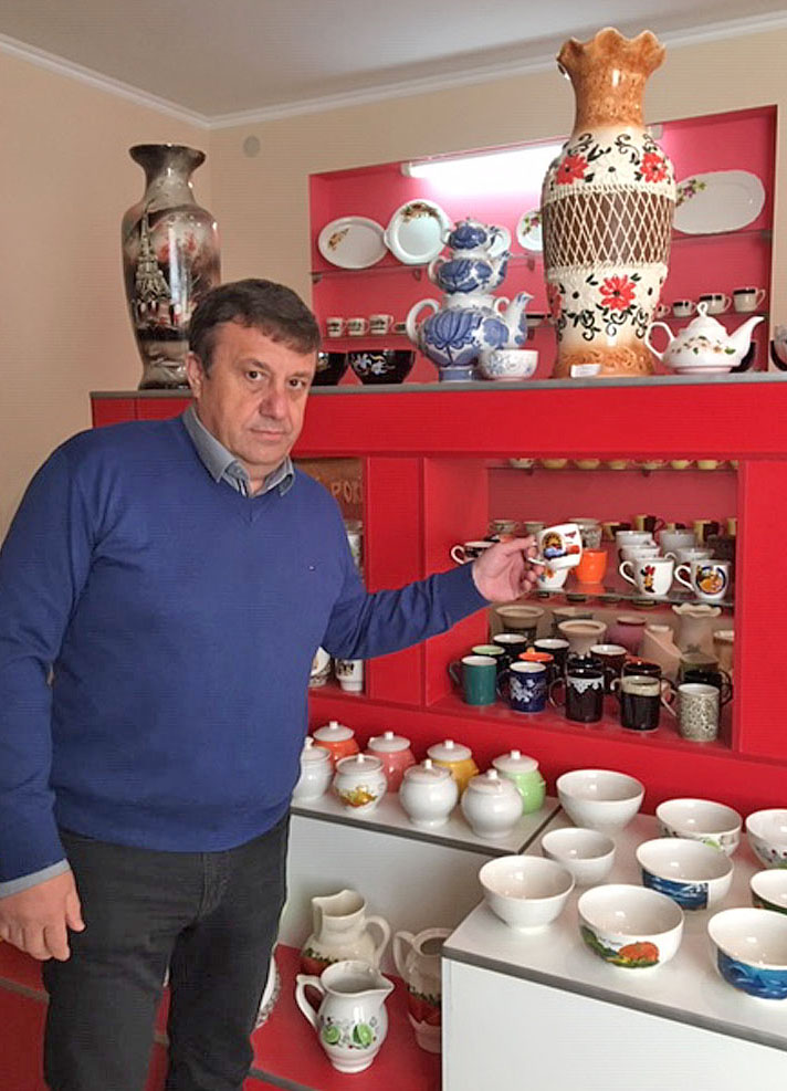 В’ячеслав Скориков демонструє продукцію свого підприємства. Фото автора
