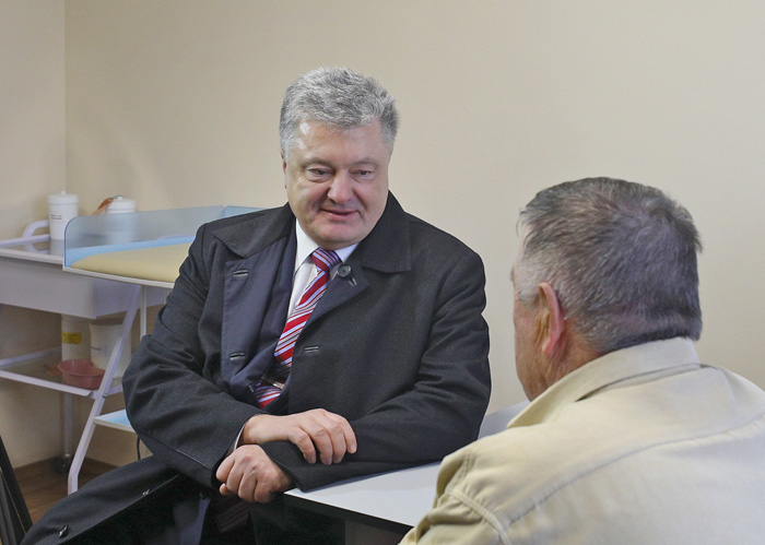 Петро Порошенко особисто переконався в дієвості медичної реформи в сільській місцевості. Фото Михайла ПАЛІНЧАКА