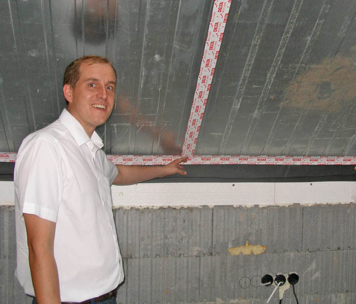 Флоріан Ламмаєр демонструє одне з ефективних рішень для теплоізоляції даху. Фото з сайту alyans-km.odessa.ua