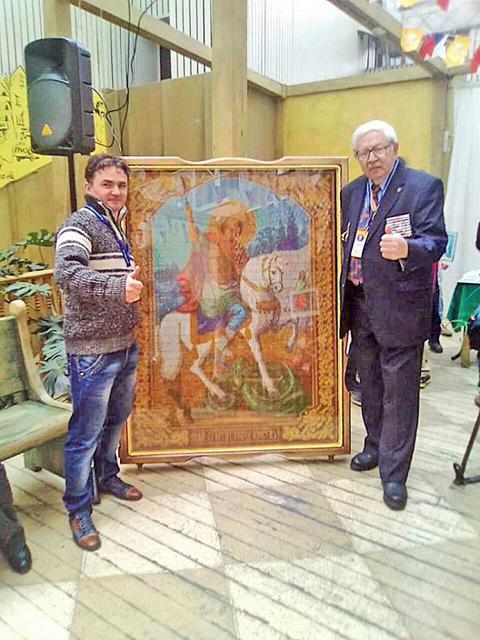 Юрій Семенюк (ліворуч) удруге встановив рекорд з виготовлення ікони із сірників. Фото із сайту armembassy.in.ua