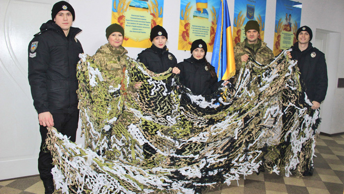Майбутні поліцейські передали на передову маскувальні сітки. Фото з сайту lduvs.edu.ua