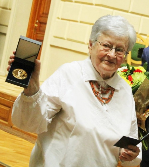 Понад два роки тому Олександра Сербенська отримала відзнаку свого вишу — медаль Івана Франка. Фото з сайту zik.ua