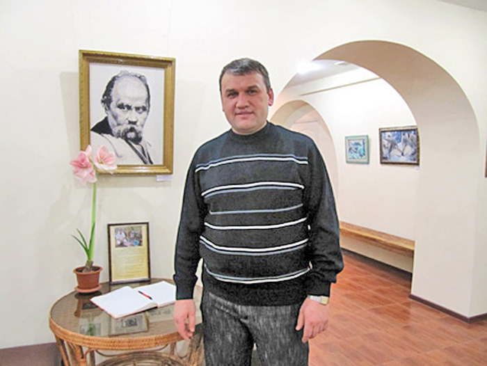 Сергій Притула вже 27 років удосконалює майстерність вишивальника. Фото з сайту ukrslovo.net