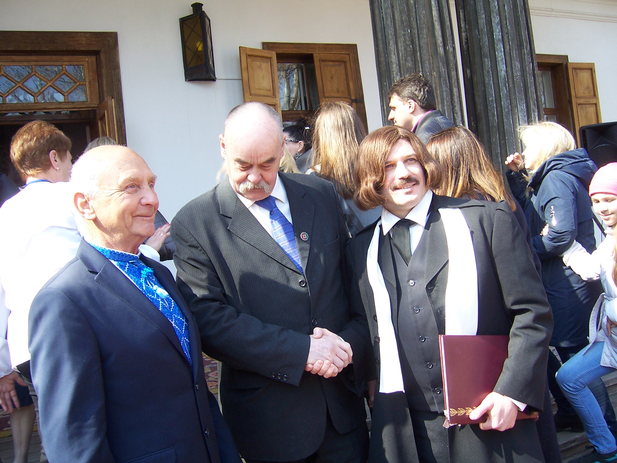Польські гості (зліва направо): Ігор Саламон та Анджей Ярош задоволені тим, що їм розповів господар садиби