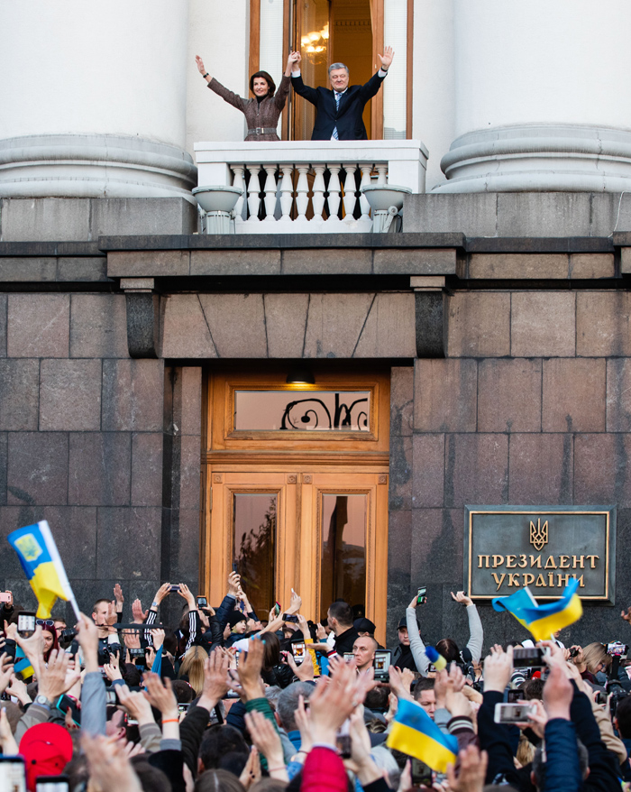 Українці прийшли на площу перед будівлею Адміністрації Президента, щоб висловити подяку Петру Порошенку за зроблене на посаді Глави держави. Фото Михайла ПАЛІНЧАКА