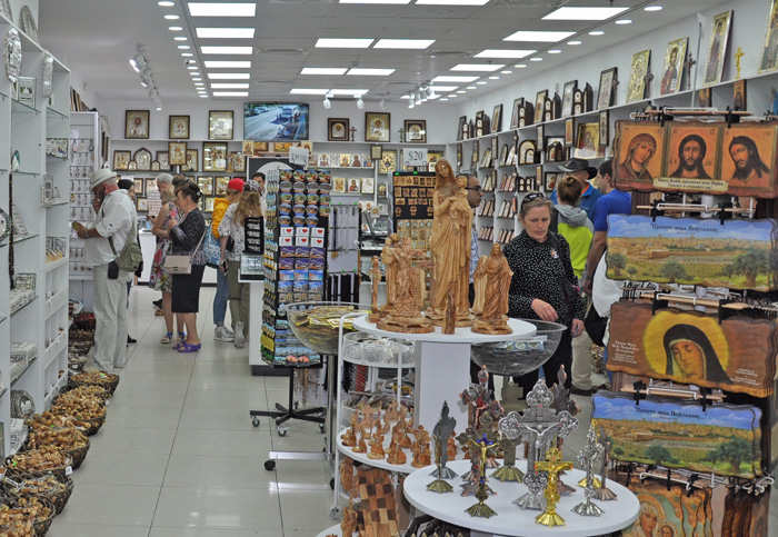 У Єрусалимі багато церковних крамниць. Тут можна придбати все і на згадку про місто, і для задоволення релігійних потреб