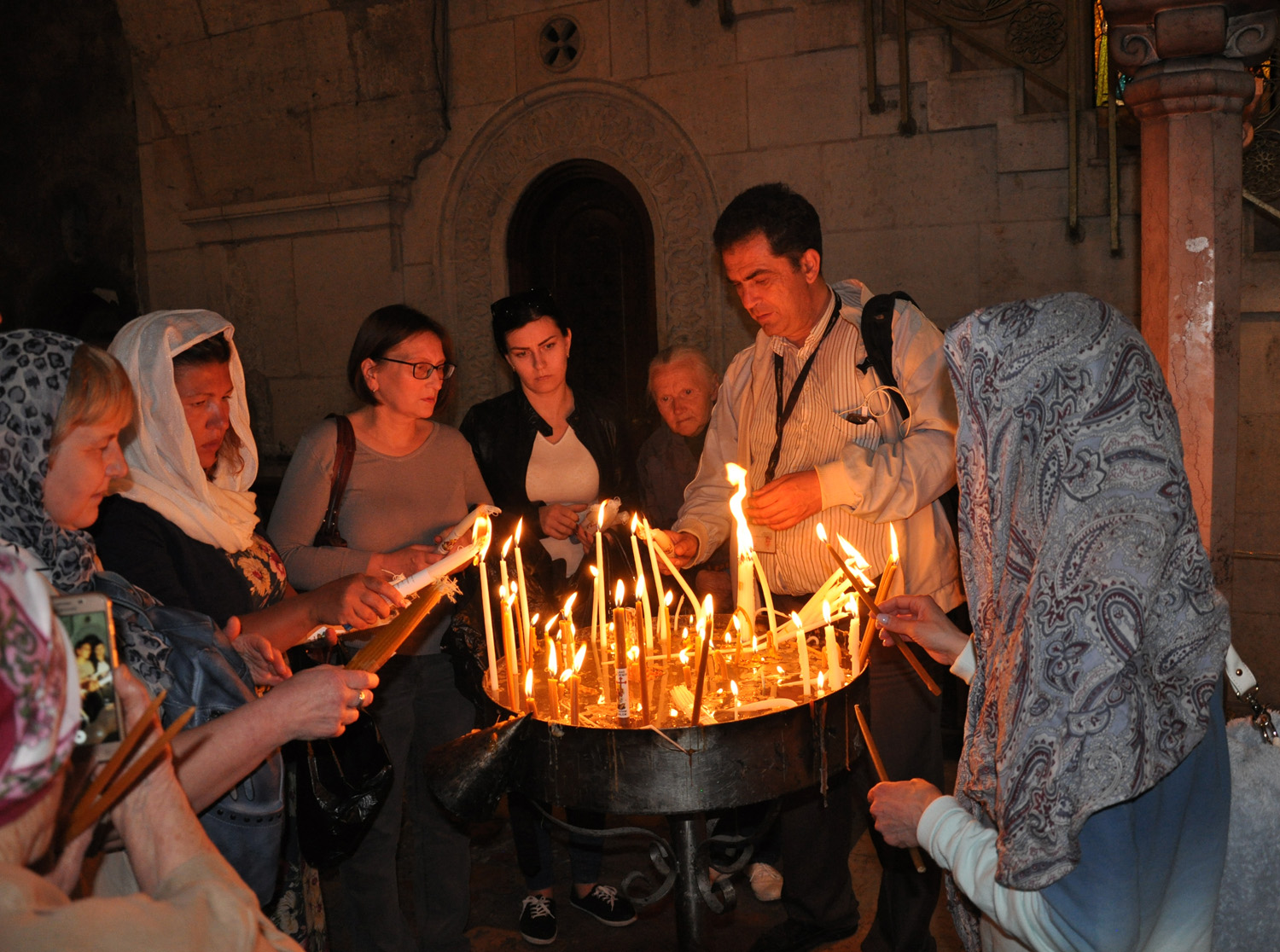 Члени нашої групи довго й заворожено дивилися на благодатний вогонь, від якого кожен запалив свою єрусалимську свічку. Цей святий снопик вони потім повезуть додому